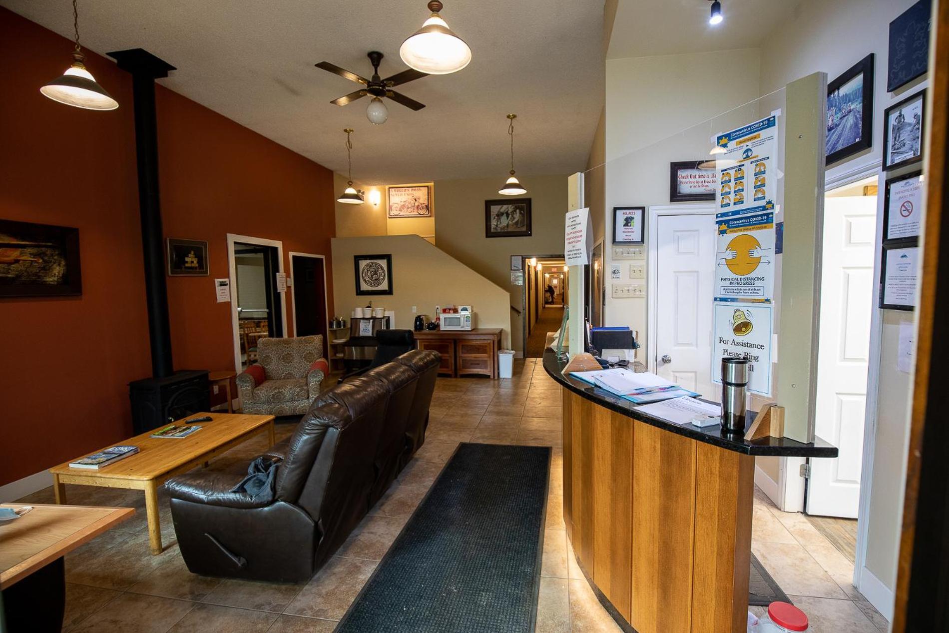 Northway Motor Inn Dease Lake Εξωτερικό φωτογραφία