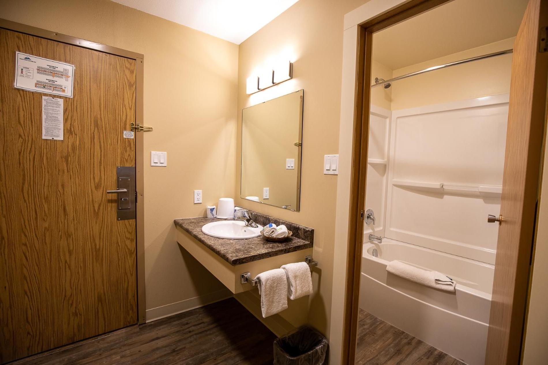 Northway Motor Inn Dease Lake Εξωτερικό φωτογραφία
