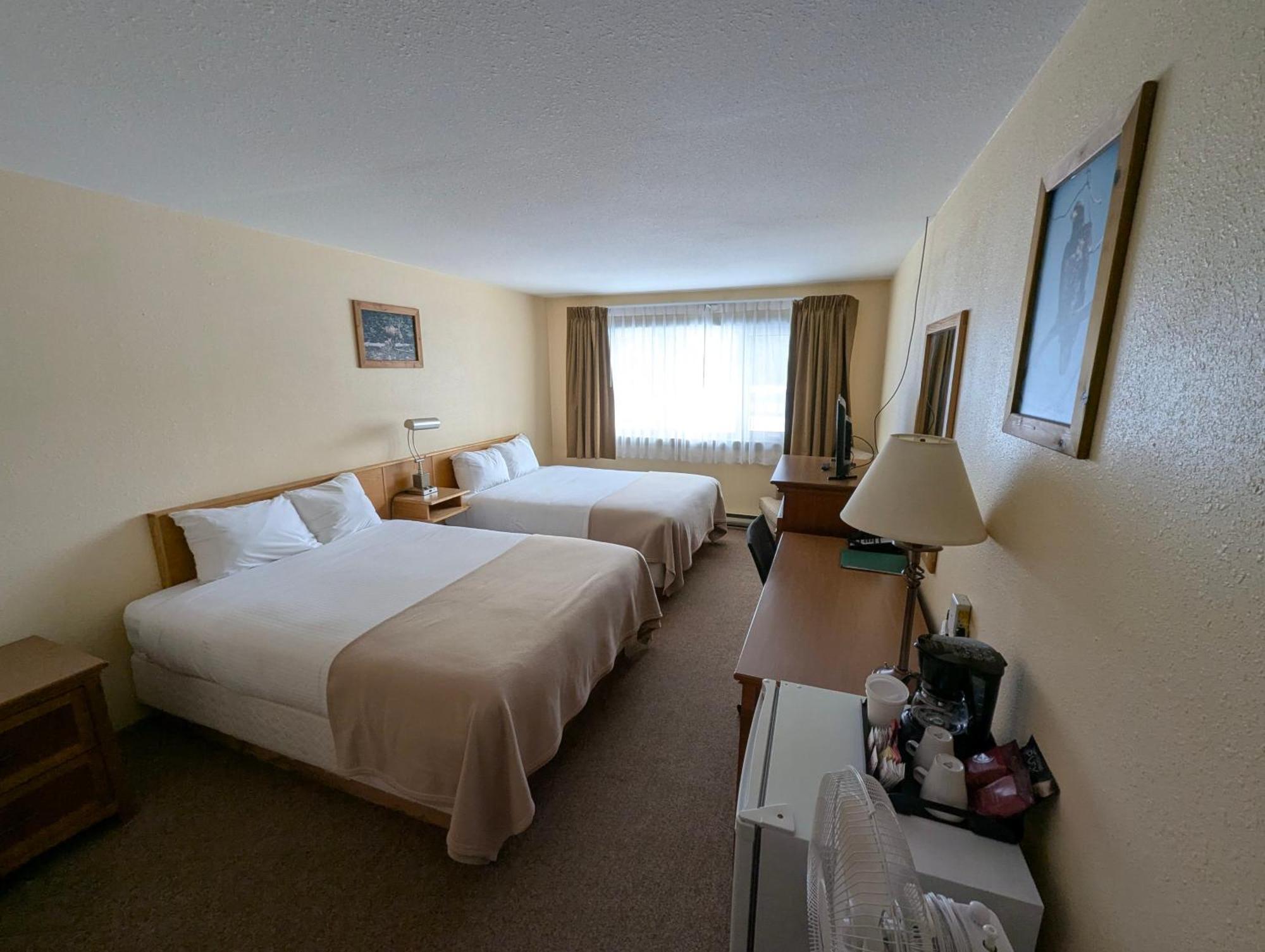 Northway Motor Inn Dease Lake Εξωτερικό φωτογραφία
